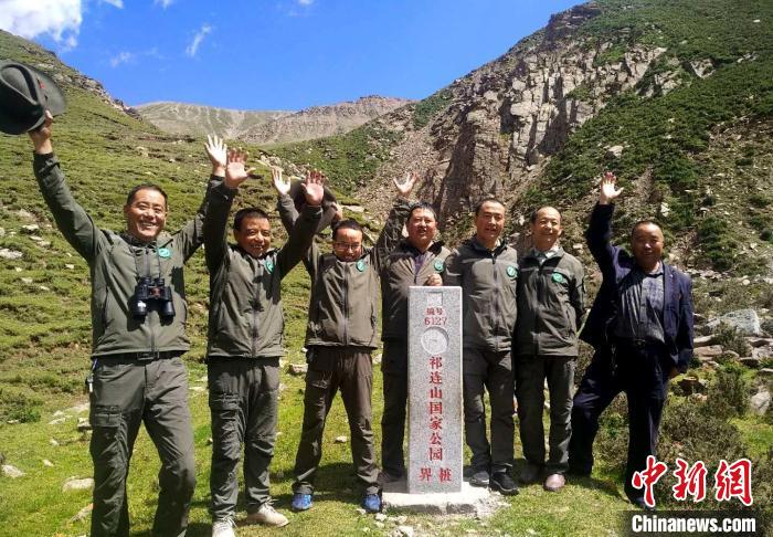 圖為管護(hù)員們難得的一次合影。受訪者供圖