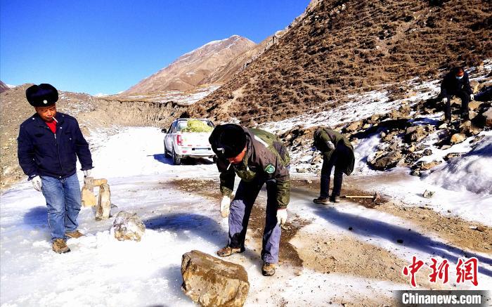 圖為管護員清理山體落石。受訪者供圖