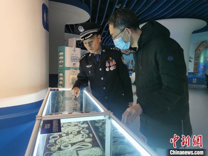 圖為森林警察為游客講解查獲這些象牙制品過(guò)程中發(fā)生的真實(shí)故事?！∥乃碱?攝