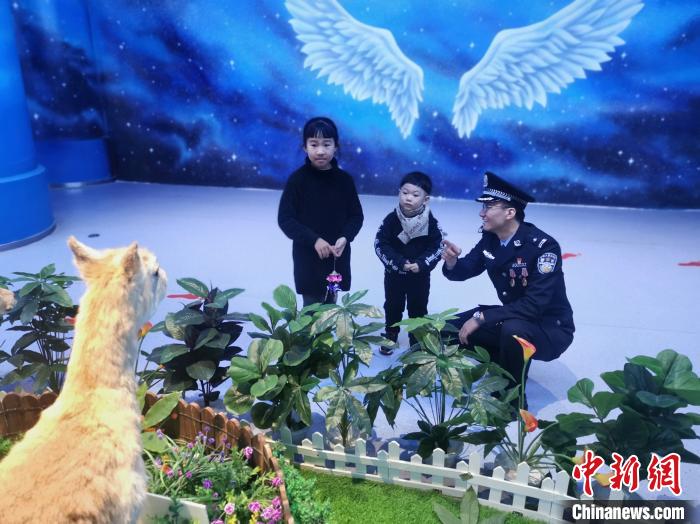 圖為森林警察為小朋友科普野生動(dòng)物保護(hù)知識(shí)?！∥乃碱?攝