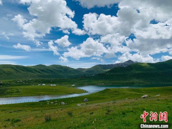 圖為果洛州境內(nèi)的年保玉則。（資料圖）　孫?！z