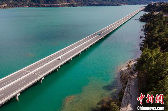 資料圖為西藏拉薩至林芝高等級(jí)公路多布湖風(fēng)光?！〗w波 攝