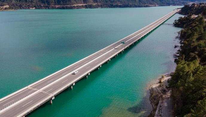 資料圖為西藏拉薩至林芝高等級(jí)公路多布湖風(fēng)光?！〗w波 攝