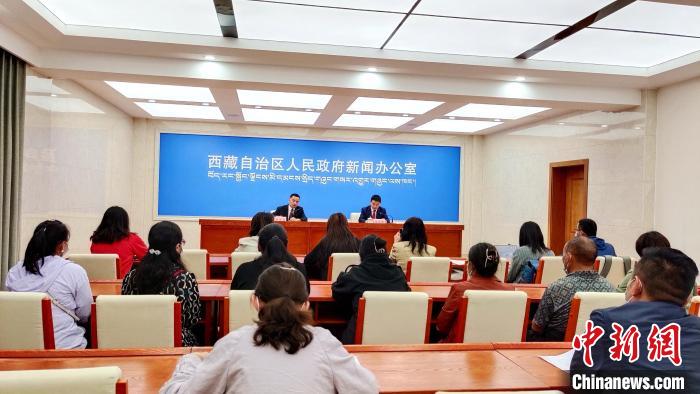 圖為西藏阿里地區(qū)在拉薩召開新聞發(fā)布會，發(fā)布西藏和平解放70年來阿里地區(qū)經(jīng)濟社會發(fā)展成就?！∝暽＠?攝