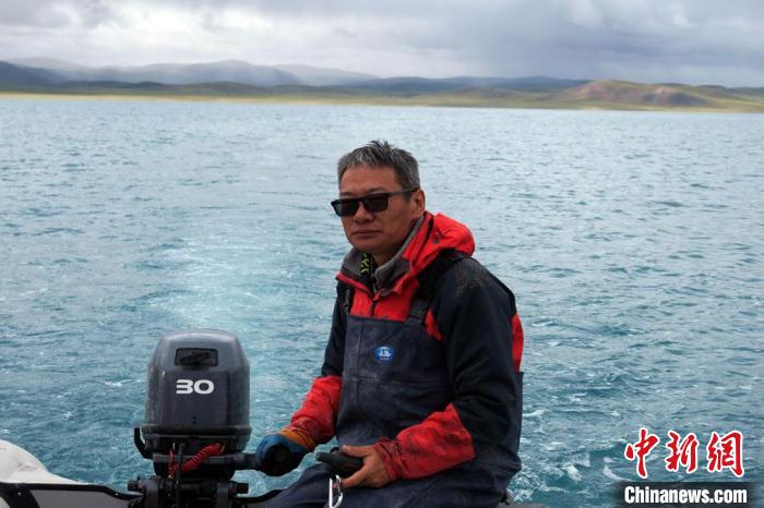 本次科考領(lǐng)隊、中科院青藏高原所侯居峙研究員駕駛充氣快艇?！?lt;a target='_blank' ><p  align=