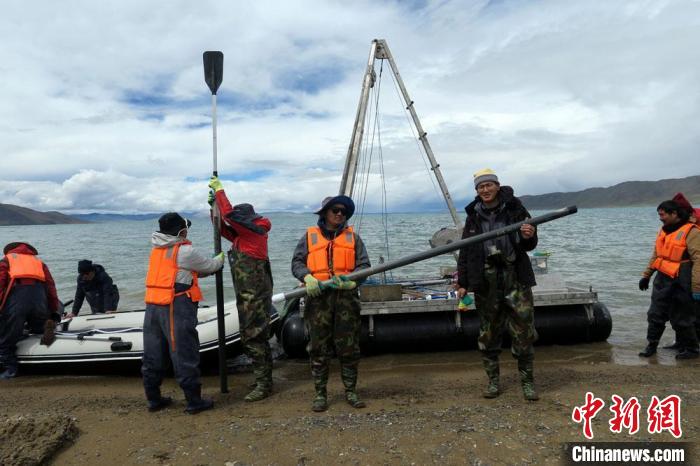 科考隊員從巴木錯采樣歸來?！?lt;a target='_blank' ><p  align=