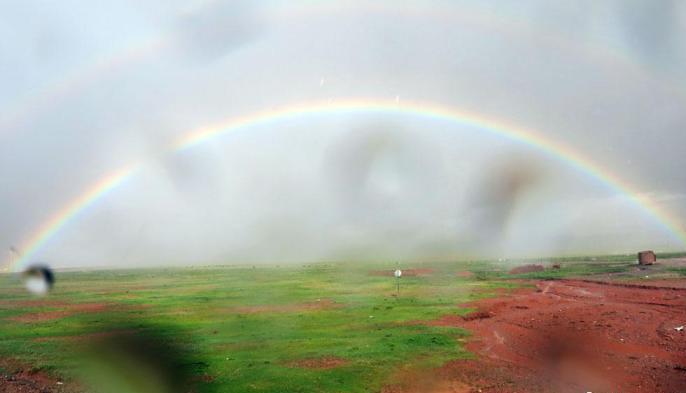 科考隊(duì)員在茲格塘錯(cuò)采樣返程途中，高原風(fēng)雨彩虹送行。　<a target='_blank' ><p  align=