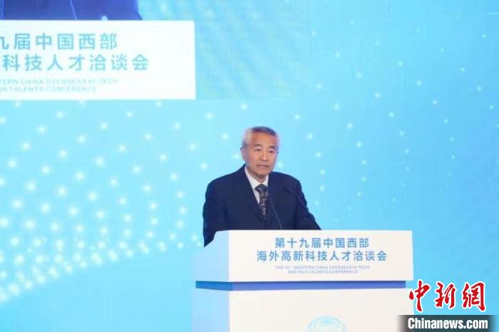 全國(guó)政協(xié)副主席、九三學(xué)社中央常務(wù)副主席邵鴻出席論壇并致辭?！∷拇ㄊ∥y(tǒng)戰(zhàn)部供圖