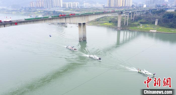 聯(lián)合巡江守護(hù)活動(dòng)現(xiàn)場(chǎng)?！〗部h融媒體中心 攝