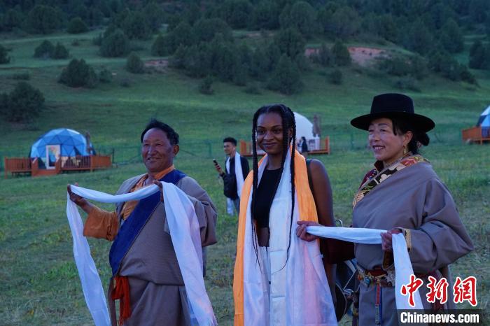 圖為當(dāng)?shù)孛癖娕c外籍留學(xué)生合影留念?！●R銘言 攝