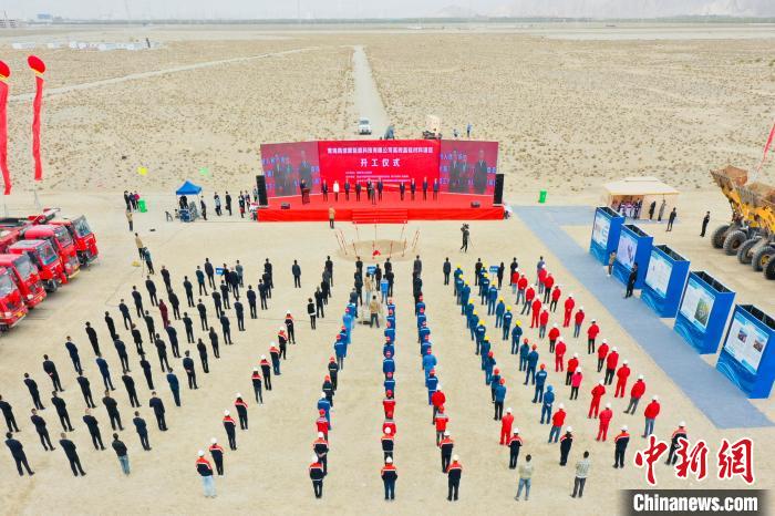 圖為無(wú)人機(jī)航拍開工現(xiàn)場(chǎng)。　索南江措 攝