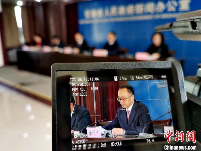 圖為青海省水利廳廳長(zhǎng)張世豐參加新聞發(fā)布會(huì)?！?zhí)砀?攝