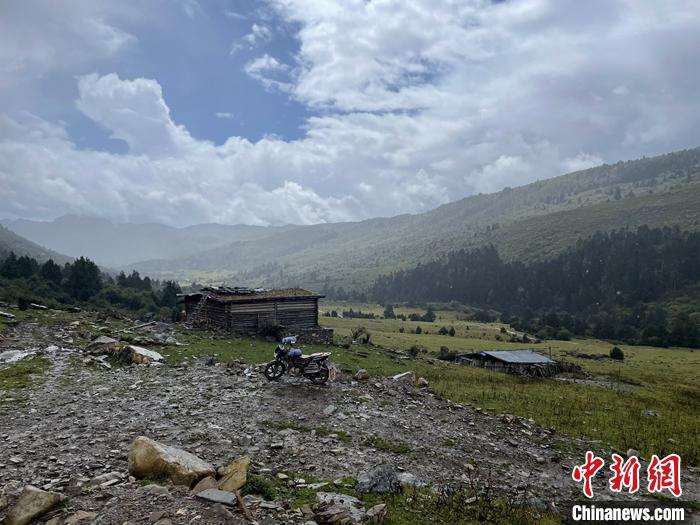 圖為9月28日一輛停在牧場上的摩托車。 <a target='_blank' href='/'><p  align=