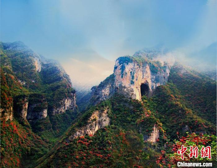 萬(wàn)源魚泉地標(biāo)?！≈炱桨?攝