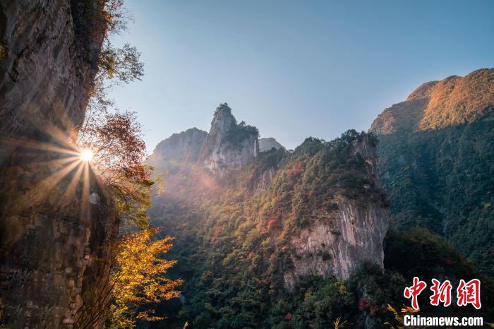 朝霞?！∏貪h忠 攝
