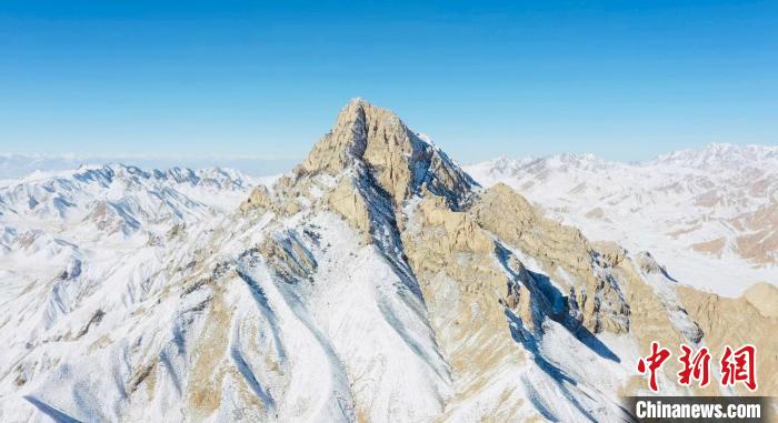 圖為山川被白雪覆蓋。　都蘭縣融媒體中心供圖