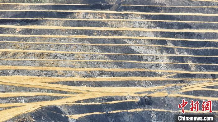 航拍圖為青海省海西蒙古族藏族自治州天峻縣木里礦區(qū)?！●R銘言 攝