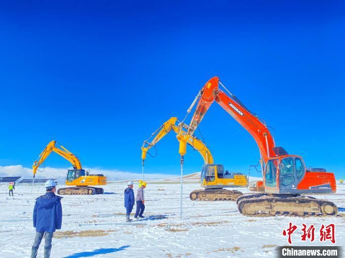 圖為雪中施工。資料圖 姜佳保供圖