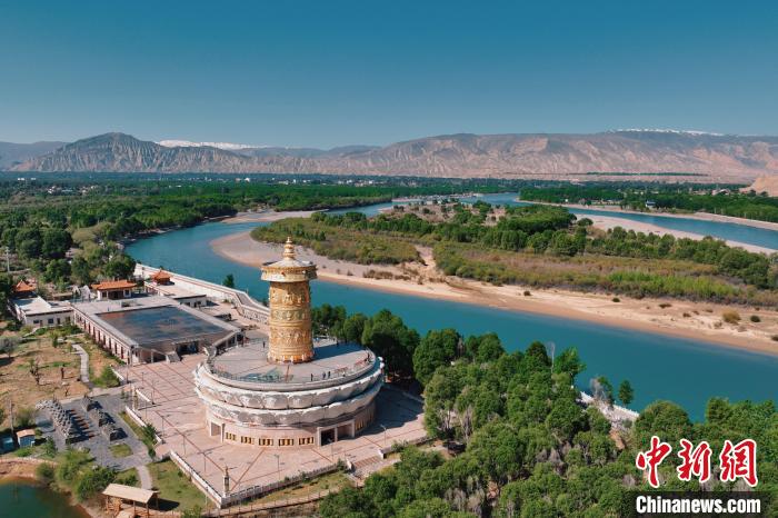 航拍青海貴德黃河岸畔綠意濃濃?！≮w凜松 攝