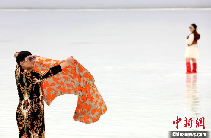 圖為游客在茶卡鹽湖拍照。　薛蒂 攝