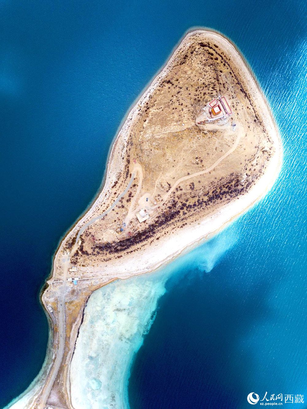 無人機視角下的西藏羊卓雍錯日托寺風(fēng)光。人民網(wǎng)記者 次仁羅布攝