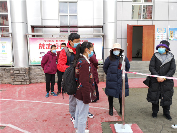 圖片默認標題_fororder_1、學生排隊進入校園-攝影-左斌