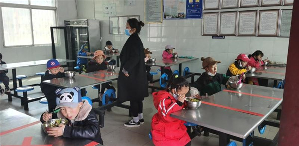 圖片默認標題_fororder_3、錯峰就餐的學生們-攝影-左斌