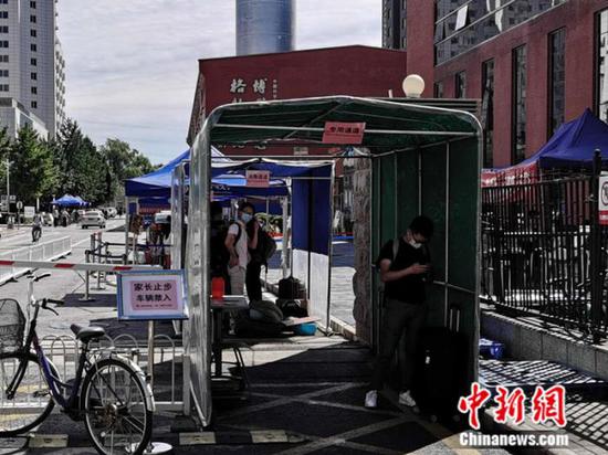 中國(guó)科學(xué)院大學(xué)校門外，豎立著“家長(zhǎng)止步”的提示牌。 中新網(wǎng) 張尼 攝