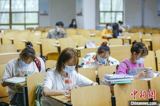 資料圖：學(xué)生在圖書館自習(xí)室內(nèi)學(xué)習(xí)?！⑾A 攝