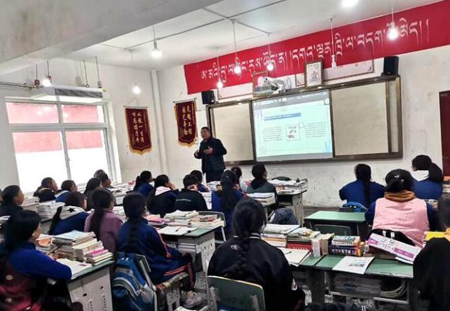 學(xué)生在免費輔導(dǎo)班上課。　尼瑪初 攝