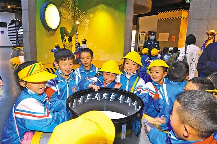 圖為10月29日，一年級的同學(xué)們在科技館參觀體驗。李洲 攝.jpg