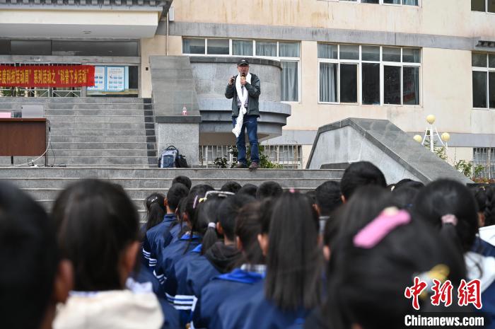 圖為西藏大學(xué)教授寧長春為中學(xué)生授課。　趙朗 攝