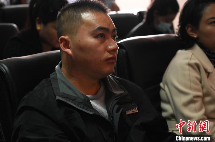 圖為企業(yè)工作人員參加講座?！≮w朗 攝