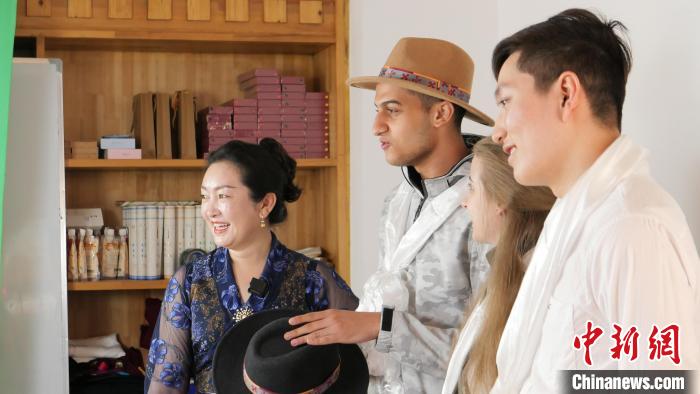 圖為留學生們正在直播帶貨?！≈x牧 攝