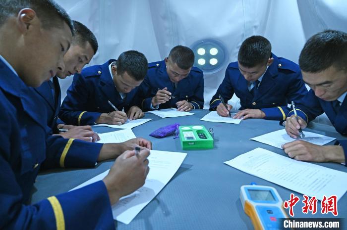 圖為消防員在高壓氧艙內(nèi)填寫問卷?！≮w朗 攝