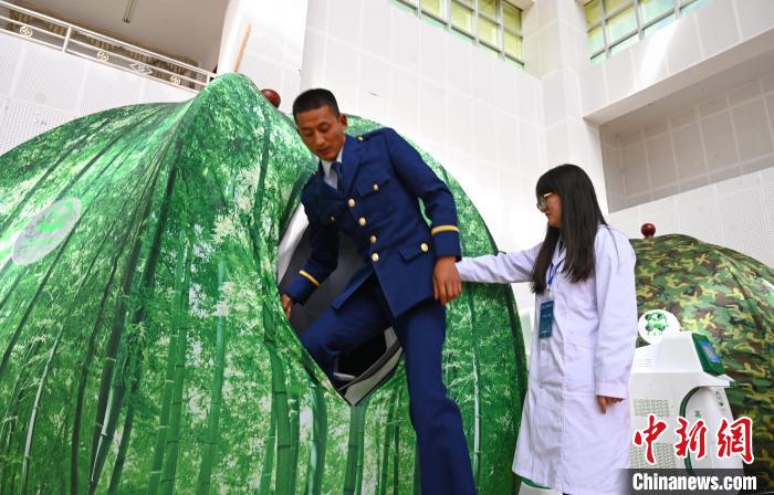 圖為參與完測試，消防員走出高壓氧倉?！≮w朗 攝