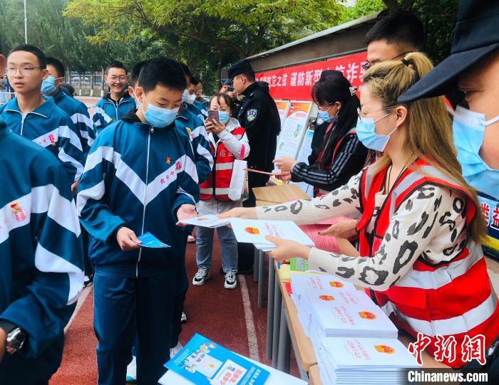 圖為西寧市法制宣傳進(jìn)校園?！∥鲗幨谐俏鲄^(qū)供圖