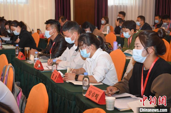 圖為第十五期全國預(yù)防青少年違法犯罪工作理論與務(wù)實(shí)高級研修班學(xué)員正在上課?！∝暩聛硭?攝