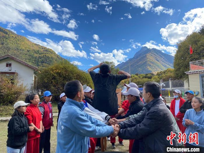 圖為學(xué)生們?cè)谖鞑匕退纱肭嗌倌昊顒?dòng)營(yíng)地開展趣味活動(dòng)?！∥鞑厍嗌倌陮?shí)踐教育基地供圖