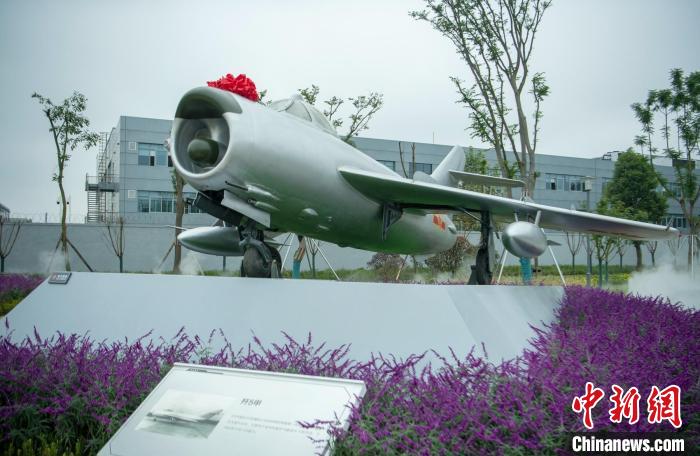園林式戰(zhàn)斗機博物館內(nèi)展示的“殲5甲”飛機。　劉忠俊 攝