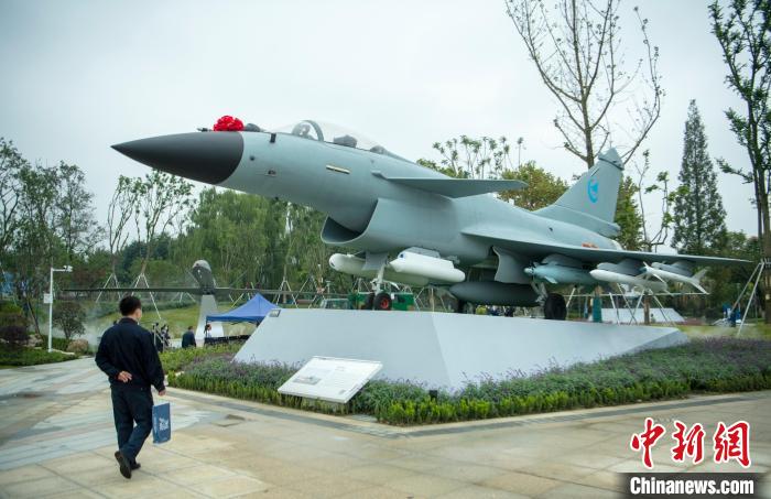園林式戰(zhàn)斗機博物館內(nèi)展示的“殲10C”飛機?！⒅铱?攝