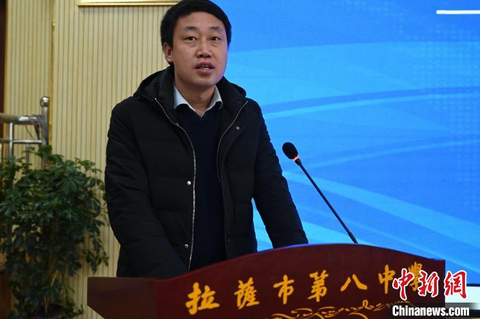 圖為城關(guān)區(qū)委副書記、區(qū)委教育工作領(lǐng)導(dǎo)小組組長汪鋒致辭。　趙朗 攝