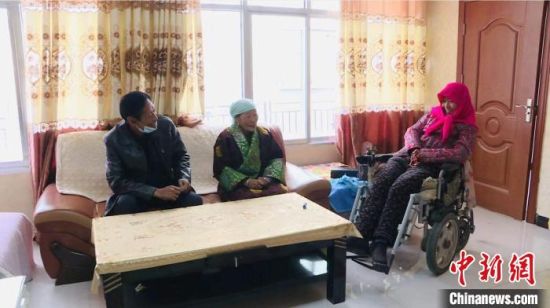 圖為仁欠卓瑪一家在房間里愉快的聊天?！《继m縣委宣傳部 供圖 　　