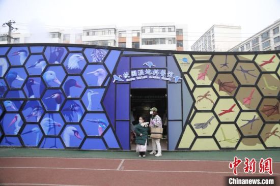 圖為西寧市第一中學(xué)濕地科普宣教館?！±罱瓕?攝