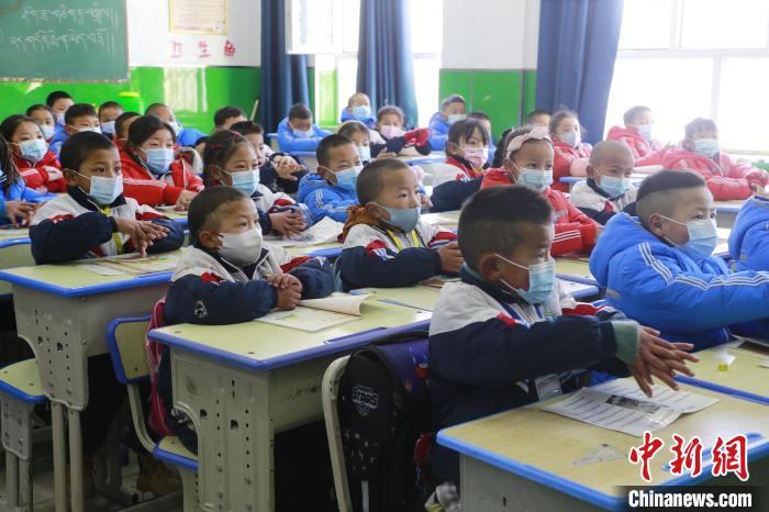 圖為學(xué)生學(xué)習(xí)七步洗手法?！●R銘言 攝