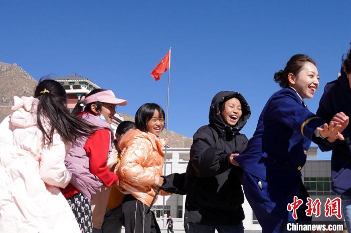 別樣“三八”婦女節(jié):西藏森林消防巾幗愛心溫暖福利院兒童