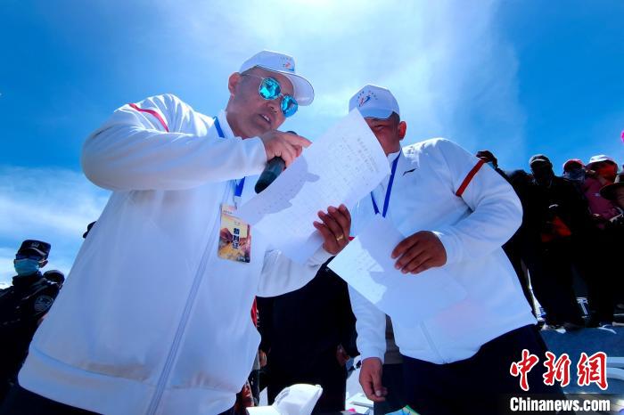 圖為裁判員統(tǒng)計(jì)牧民運(yùn)動(dòng)項(xiàng)目比賽成績(jī)?！±铍h 攝