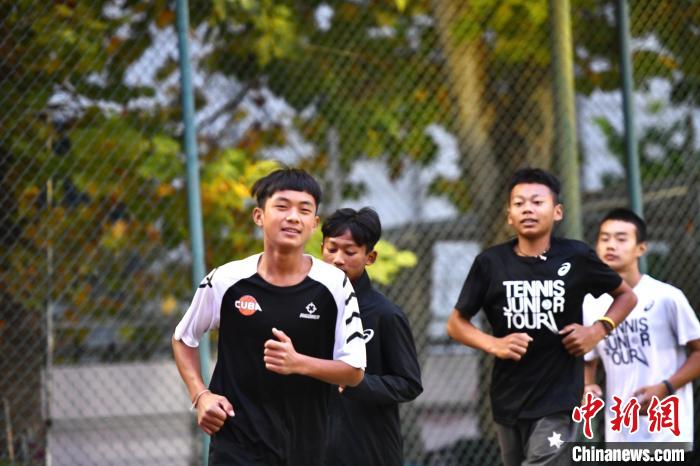 圖為王發(fā)和隊(duì)友們進(jìn)行體能訓(xùn)練?！∴嵆孔?攝