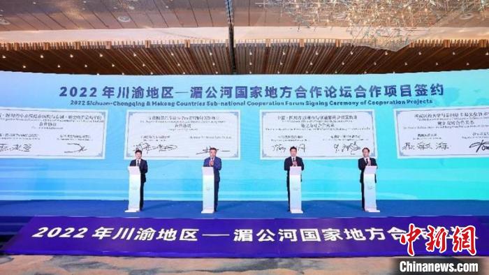 多個(gè)項(xiàng)目集中簽約。王宇 攝