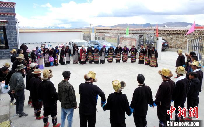 圖為普瑪江塘鄉(xiāng)民眾載歌載舞?！±丝ㄗ涌h網(wǎng)信辦供圖